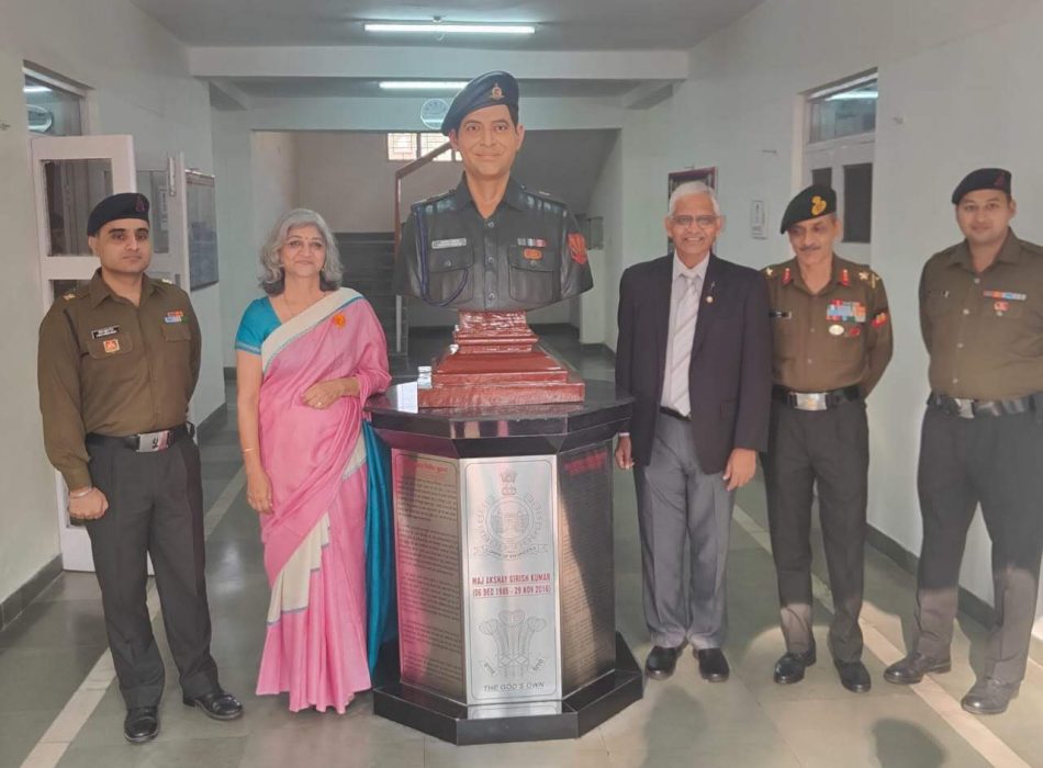 Bust and Building in Regimental Centre, Rourkee